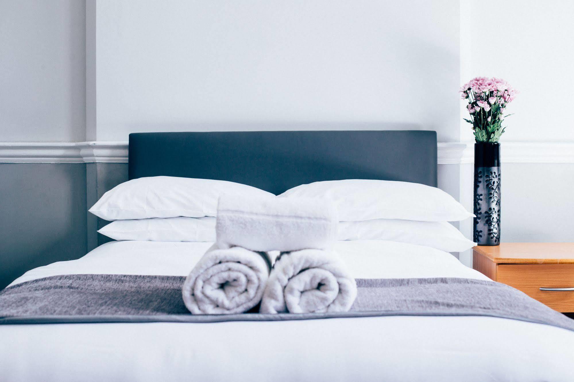 Bridgewood House Hotel Stafford Bagian luar foto